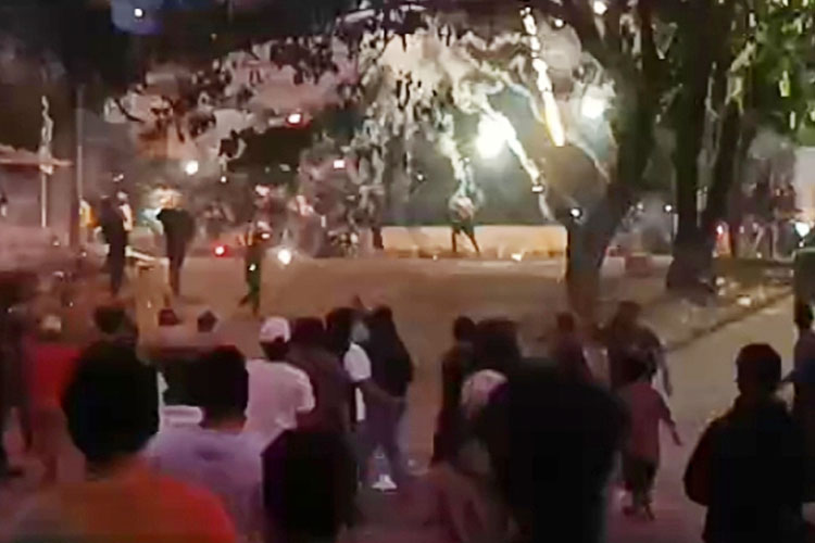 Suasanan halaman parkir Stadion Soemitro Kolopaking Banjarnegara saat terjadi keributan antar suporter. (FOTO: Screenshot video amatir)
