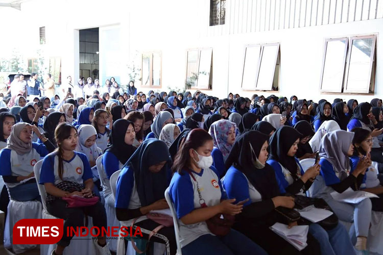 Suasana saat buruh pabrik rokok menerima Bansos DBHCHT (Foto: Dok. TIMES Indonesia)