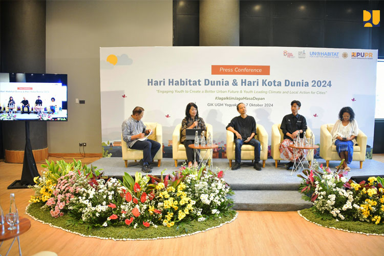 Direktur Jenderal Cipta Karya Kementerian PUPR RI Diana Kusumastuti saat konferensi pers HHD-HKD 2024 di GIK UGM, Senin (7/10/2024).(FOTO: Biro Komunikasi Publik Kementerian PUPR RI)