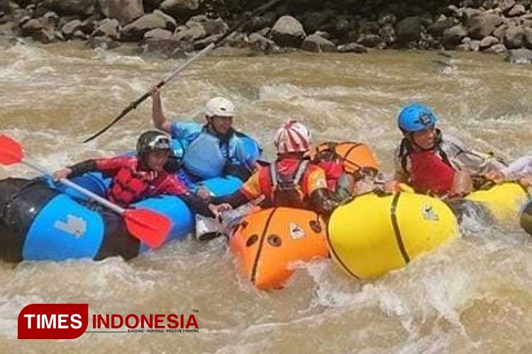 Packraft Sungai Ciwulan, Destinasi Wisata di Tasikmalaya yang Memacu Adrenalin