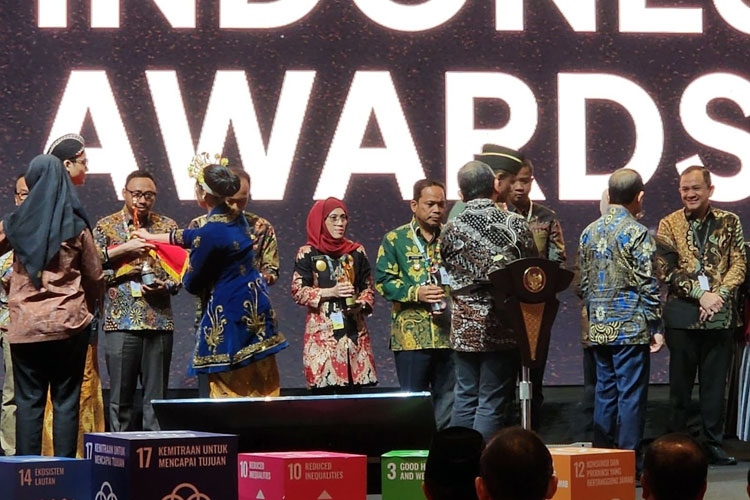 PJs Wali Kota Surabaya Restu Novi Widiani (tengah) usai menerima penghargaan. (Foto: Humas Pemkot Surabaya)
