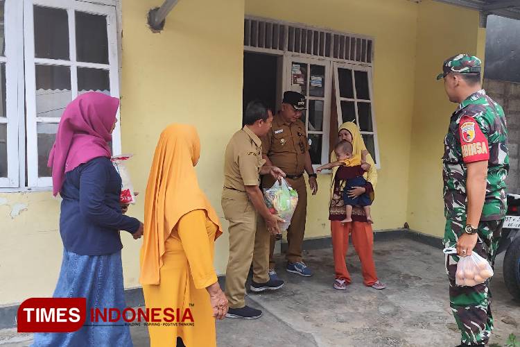 Lurah Kebonsari Beri Bantuan Sembako ke Anak Penderita Stunting