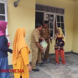 Lurah Kebonsari Beri Bantuan Sembako ke Anak Penderita Stunting