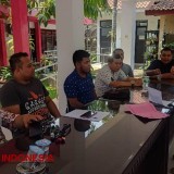 Pengurus RT dan RW Gruduk Kantor Kelurahan Sumbersari