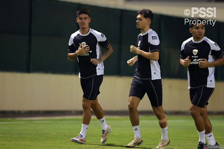 Pemain timnas Indonesia, Mees Hilgers (kiri), Shayne Pattynama (tengah), dan Asnawi Mangkualam (kanan) mengikuti sesi latihan hari kedua di Bahrain pada Senin (7/10/2024). (ANTARA/HO-PSSI)