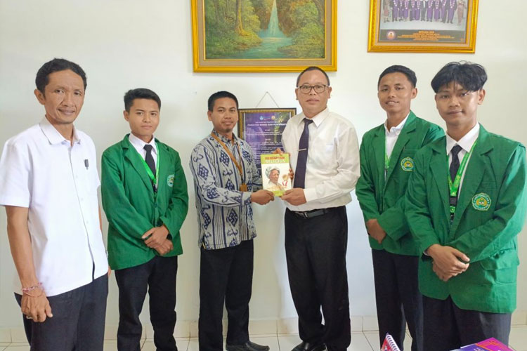 Tiga mahasiswa Universitas Hamzanwadi dikirim untuk mengikuti program Merdeka Belajar Kampus Merdeka (MBKM) di Universitas Triatma Mulya (UNTRIM) Bali. (FOTO: AJP TIMES Indonesia)