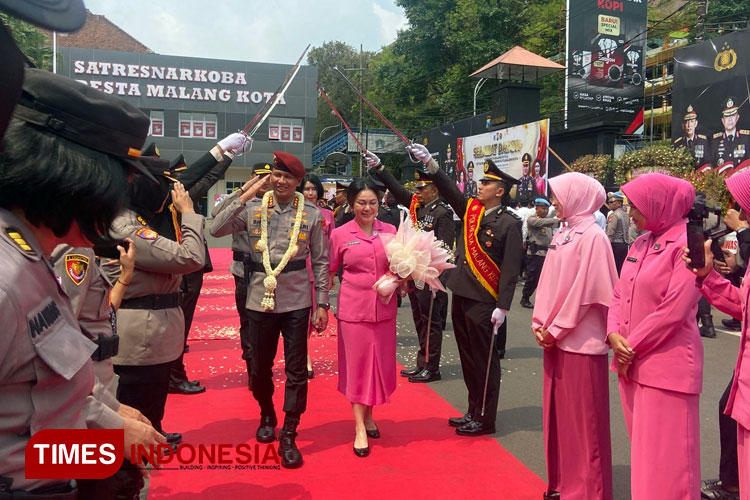 Pelepasan di Polresta Malang Kota, Kombes Pol Buher Dapat Kejutan dari Disabilitas