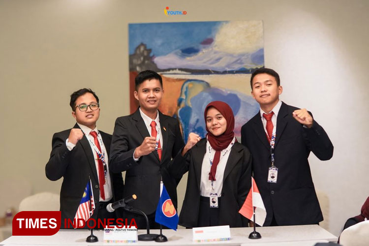 Dewi Lely Ambarwati, Mahasiswa Prodi Ilmu Komunikasi Fakultas Ilmu Komunikasi FIKOMM UMBY ketika mengikuti International Volunteer Chapter Malaysia Batch 5 di negeri Jiran. (FOTO: AJP  TIMES Indonesia)