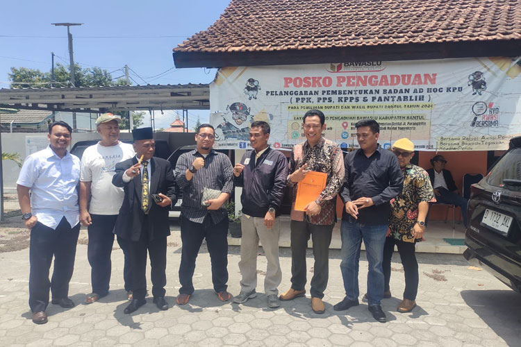 Tim Hukum dan Advokasi Paslon Halim-Aris saat melaporkan dugaan kabar bohong ke sentra Gakkumdu Bawaslu Bantul. (FOTO: Istimewa)