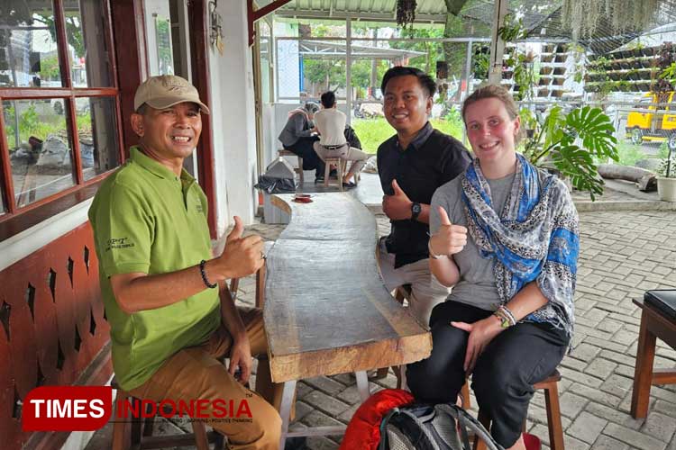 Salah satu wisman dan Kadisparbud Jember. (FOTO: M. Abdul Basid/TIMES Indonesia)