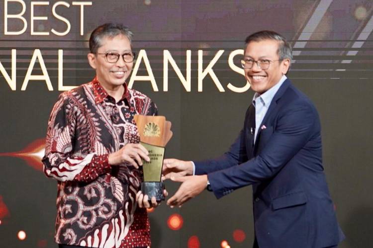Direktur Utama Bank Jatim Busrul Iman saat menerima penghargaan untuk Bank Jatim sebagai Best Regional Banks for ESG Investing dalam acara Road To CNBC Award 2024 pada Selasa (8/10/2024).(Dok.Humas Bank Jatim)