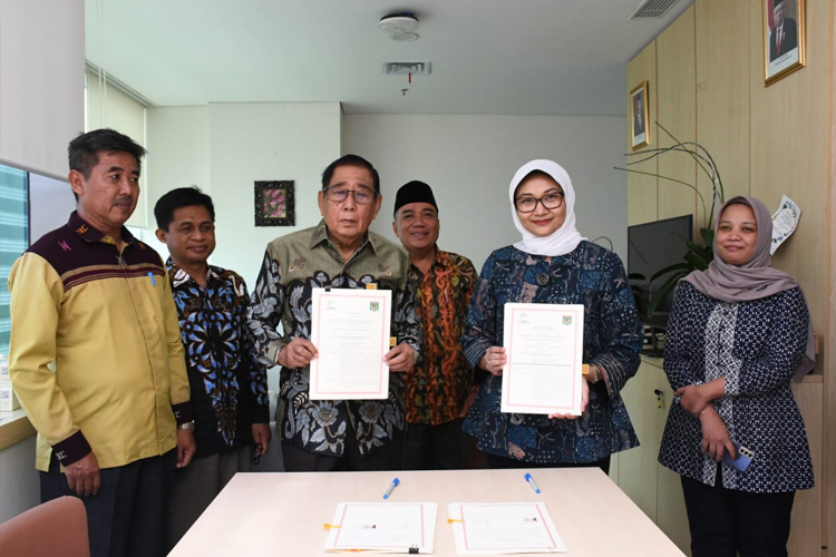 Bupati Lombok Utara, Djohan Sjamsu dan Direktur Penanggulangan Kemiskinan dan Pemberdayaan Masyarakat Bappenas, Tirta Sutedjo menandatangani nota kesepakatan penurunan kemiskinan di Lombok Utara. (foto : Prokopimda)