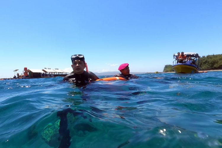 Menyelam ke Dasar Laut, Pj Gubernur Adhy Resmikan Patung Majapahit's Warrior Underwater