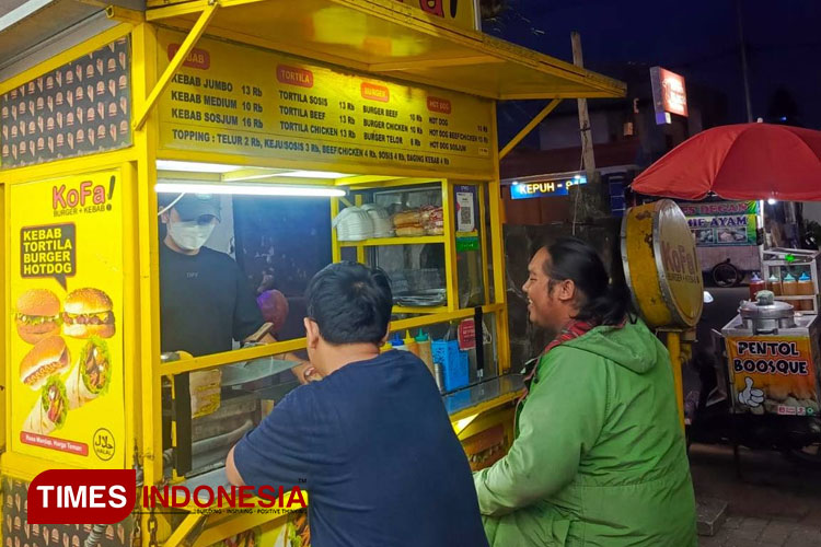 Gerai Kofa Kebab & Burger yang dirintis Fajar Wicaksono di depan salah satu toko Alfamart. (Foto: Alfamart for TIMES Indonesia)