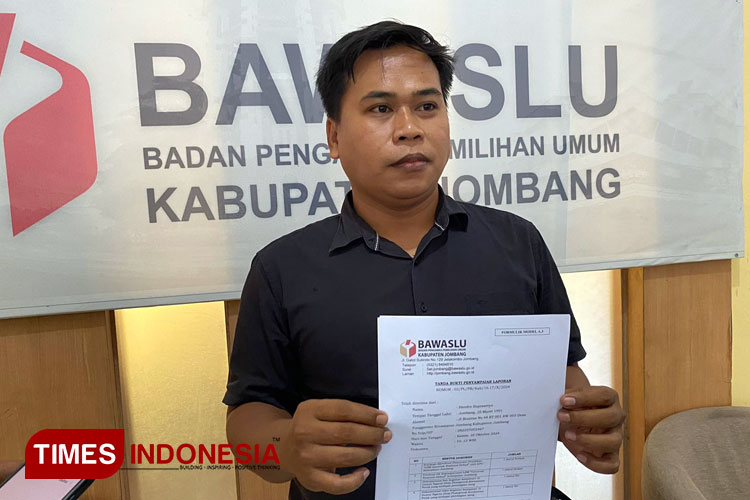 Hendro Suprasetyo Ketua LSM GeNah saat melaporkan dugaan pelanggaran Pilkada di Bawaslu Jombang, Kamis (10/10/2024). (FOTO: Rohmadi/TIMES Indonesia)
