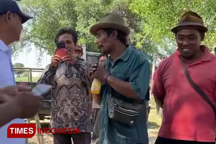 Huda, perwakilan pedagang Pasar Hewan Solokuro saat menyampaikan aspirasi ke Calon Bupati Lamongan nomor urut 1, Abdul Ghofur saat blusukan, (Foto : IG Lamongan.Bagus for TIMES Indonesia)
