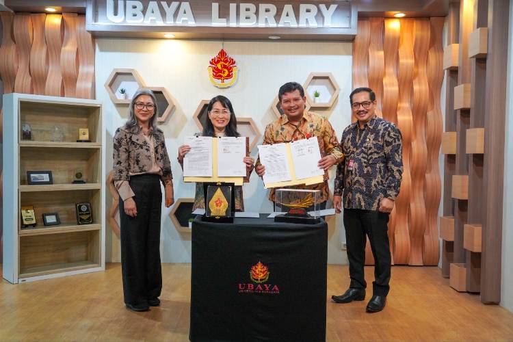 SEVP Korporasi, Sindikasi, dan Kelembagaan Bank Jatim, Koerniawan Prijambodo dan Wakil Rektor II Ubaya Noviaty Kresna Darmasetiawan saat melakukan penandatanganan kerja sama pada Rabu (9/10/2024).(Dok.Humas Bank Jatim)