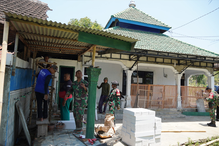 Tim satgas TMMD bersama warga saat bergotong royong merenovasi masjid (Foto/Tim satgas TMMD)