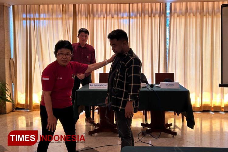 Ketua Umum Tarung Bebas Indonesia, Titin Rosida, memberikan contoh gerakan bantingan yang diperbolehkan dalam Kejurnas Tarung Bebas Indonesia 2024, Kamis (10/10/2024). (Foto : Lely Yuana/TIMES Indonesia)