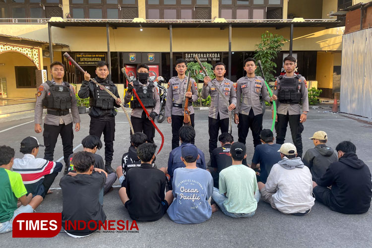 14 remaja diamankan Unit Raimas Satsamapta Polres Pelabuhan Tanjung Perak. Diduga mereka terlibat tawuran. (Foto: Hamida/TIMES Indonesia).