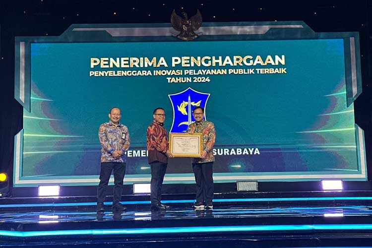 Sekda Kota Surabaya, Ikhsan (kanan) saat menerima penghargaan yang diserahkan secara langsung oleh Menteri PANRB Abdullah Azwar Anas. (Foto: Humas Pemkot Surabaya)