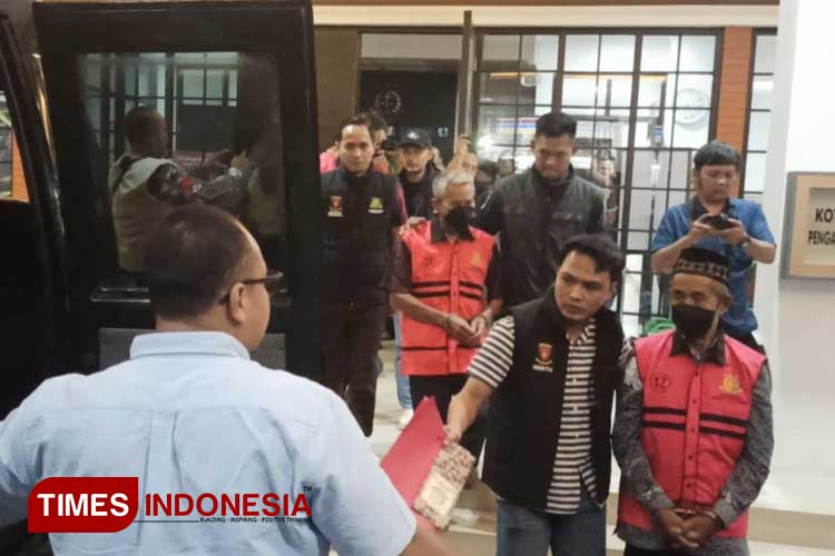 Kejari Majalengka menahan empat tersangka dugaan korupsi Gapoktan fiktif. (FOTO: Jaja Sumarja/TIMES Indonesia)