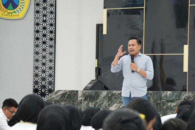 Arif Fathoni, dari Wartawan Hingga Jadi Aktivis Parlemen Gedung Yos Sudarso Surabaya