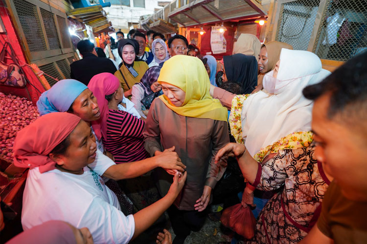 Khofifah Dicurhati Pedagang Soal Banjir di Pasar Pabean Surabaya