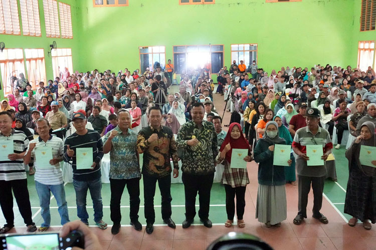 Pemkab Kediri Serahkan Ratusan Sertifikat PTSL