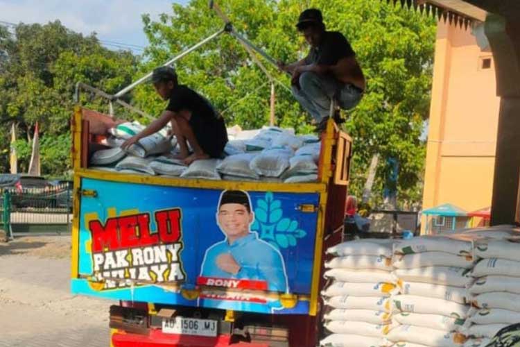 Truk bergambar paslon Pilkada 2024 melakukan pendistribusian beras bantuan pemerintah di Kalurahan Sendangsari Bantul (Foto: Istimewa)