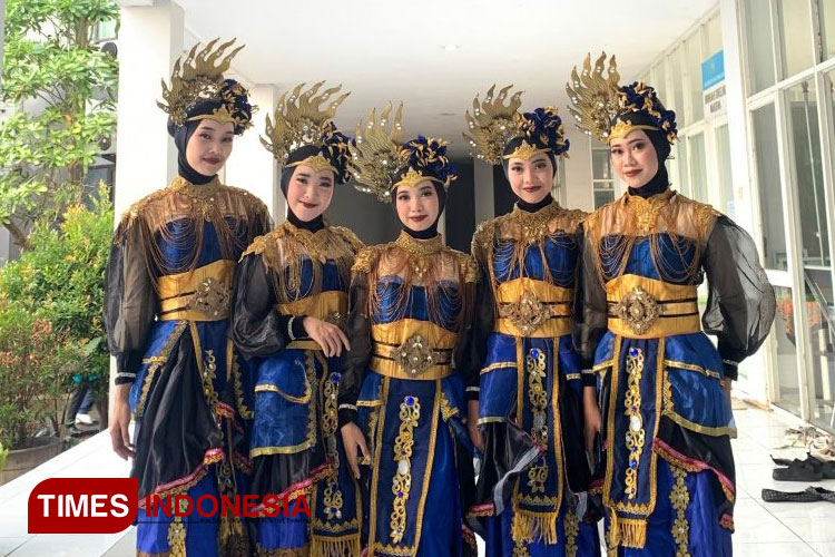 UKM Seni Tari “Melati Sekar Langit” Unisma Malang usai tampil Kuliah Umum BCA Berbagi Ilmu di Auditorium Prof. Dr. KH. Tolchah Hasan Unisma Malang. (FOTO: AJP TIMES Indonesia)