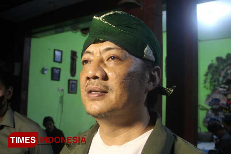 Calon Bupati Kediri Deny Widyanarko di sela nobar timnas Indonesia vs Bahrain (foto: Yobby/TIMES Indonesia)
