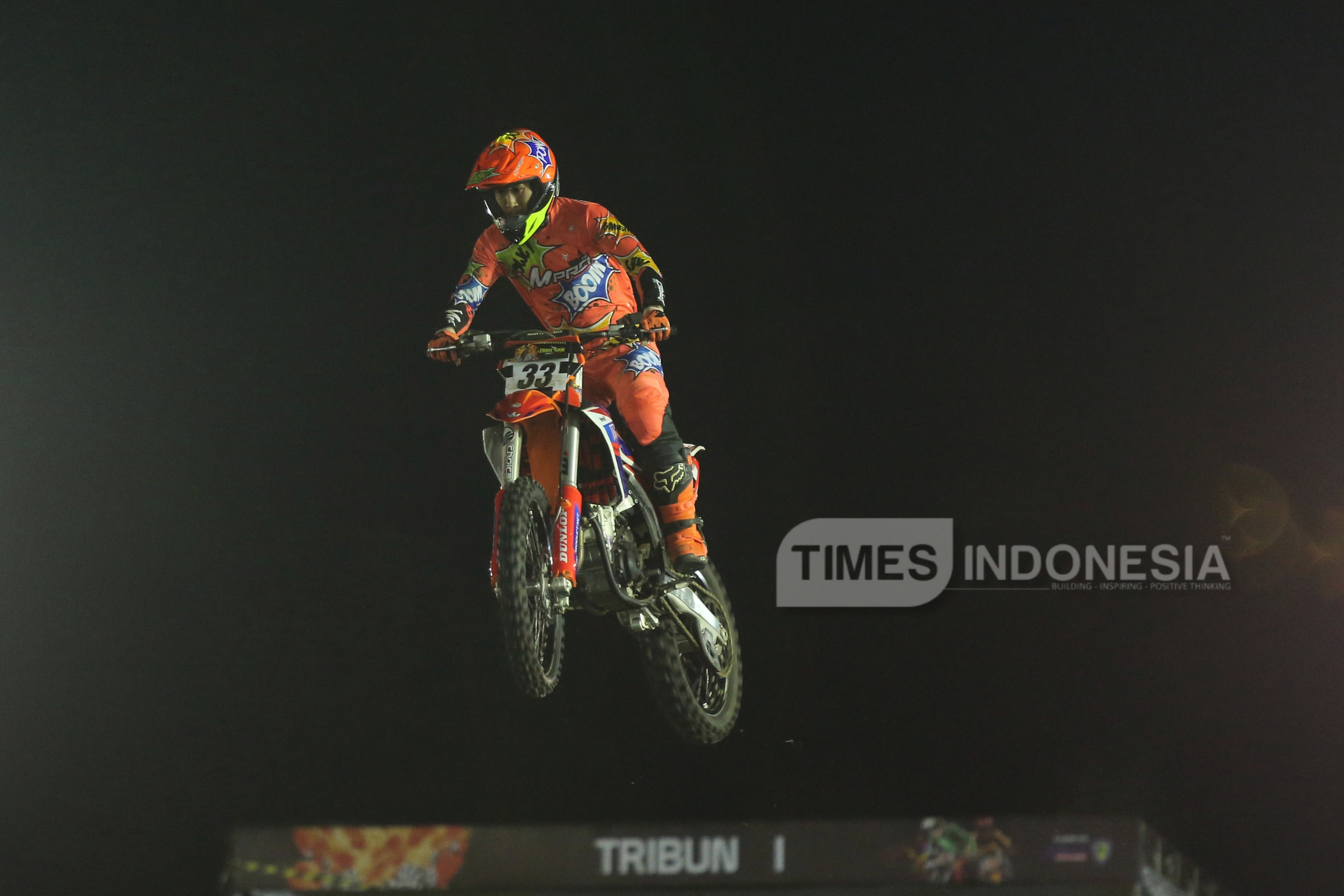 Crosser asal Surakarta, Ivan Harry Nugroho tengah melakukan jumping di Heat 1 Trial Game Dirt 2024 di Lapangan Rampal Kota Malang. Foto: Tria Adha