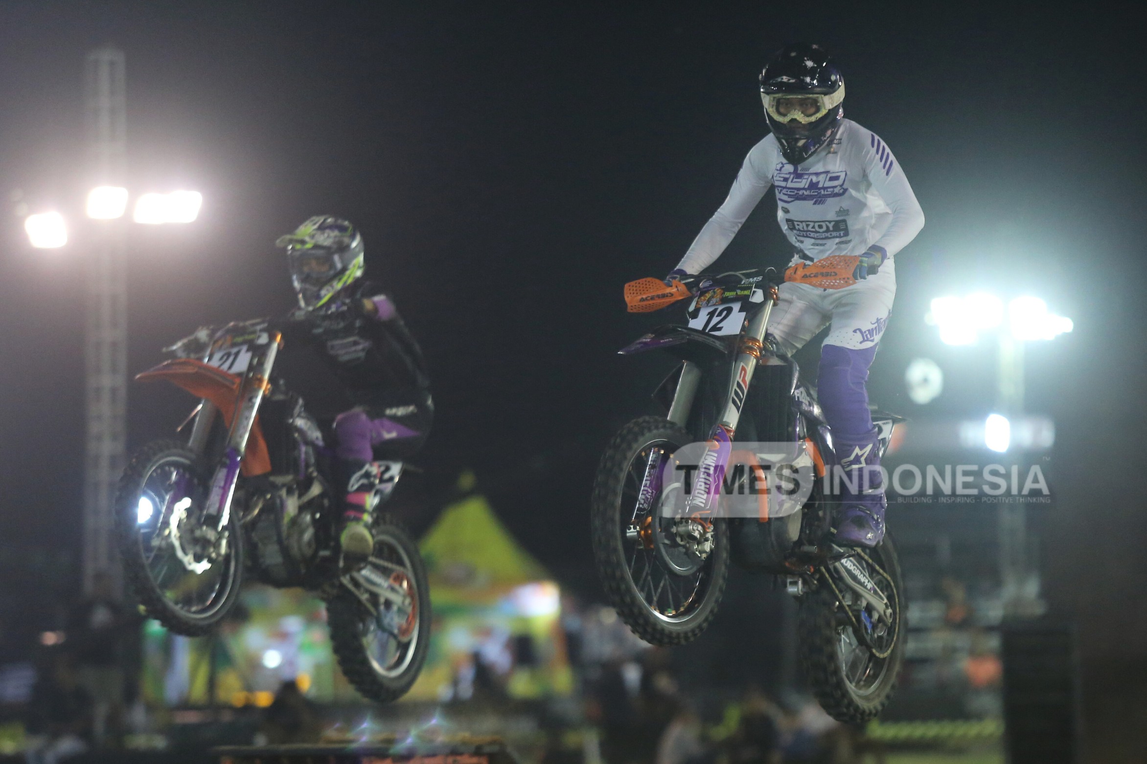 Lantian Juan (kanan) diprediksi akan menjadi juara umum Trial Game Dirt 2024 dengan torehan 97 poin. Foto: Tria Adha