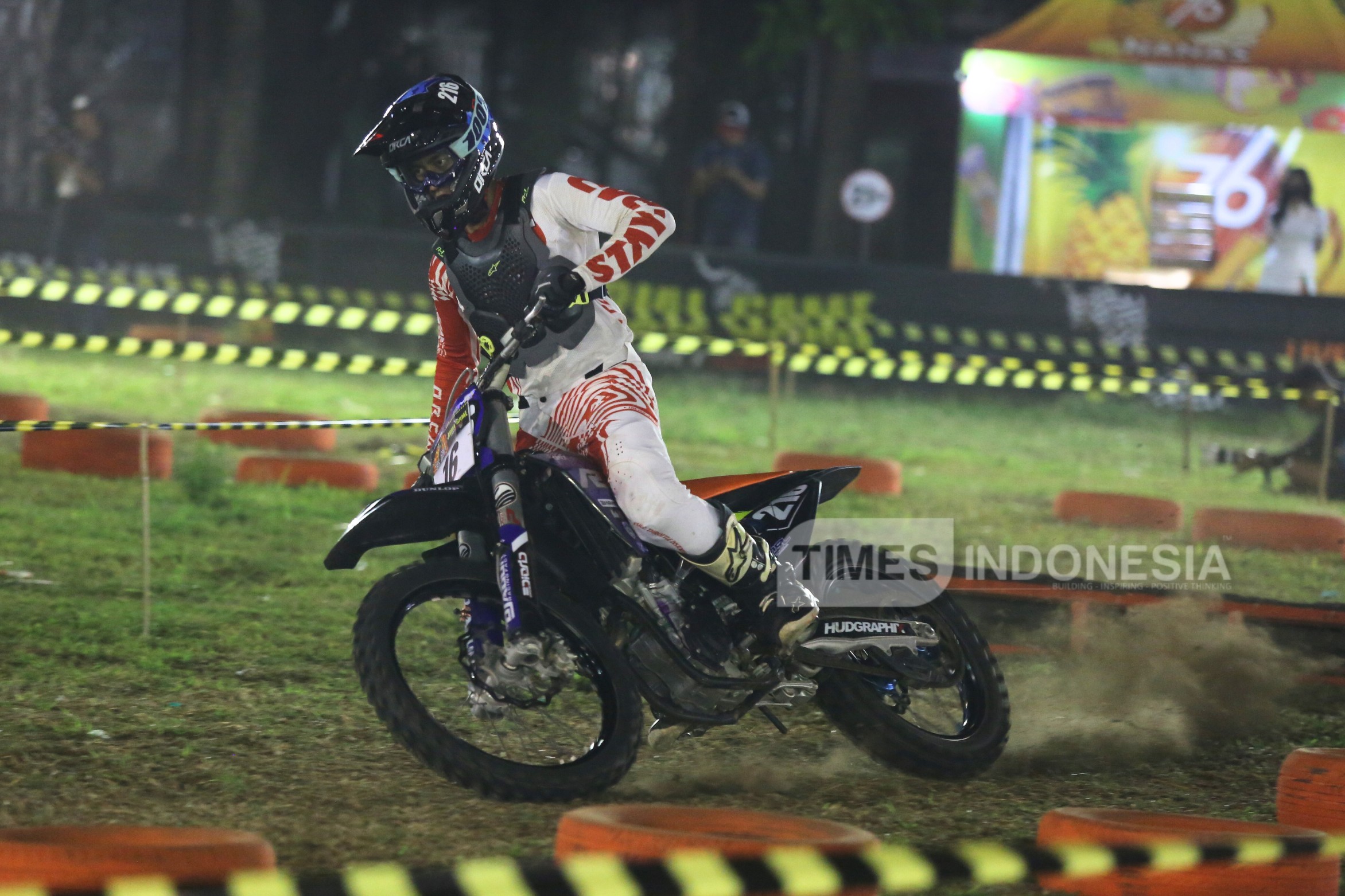 Ananda Rigi dengan motor Kawasakinya menguasai grasstrack Lapangan Rampal di ajang Trial game Dirt 2024. Foto: Tria Adha