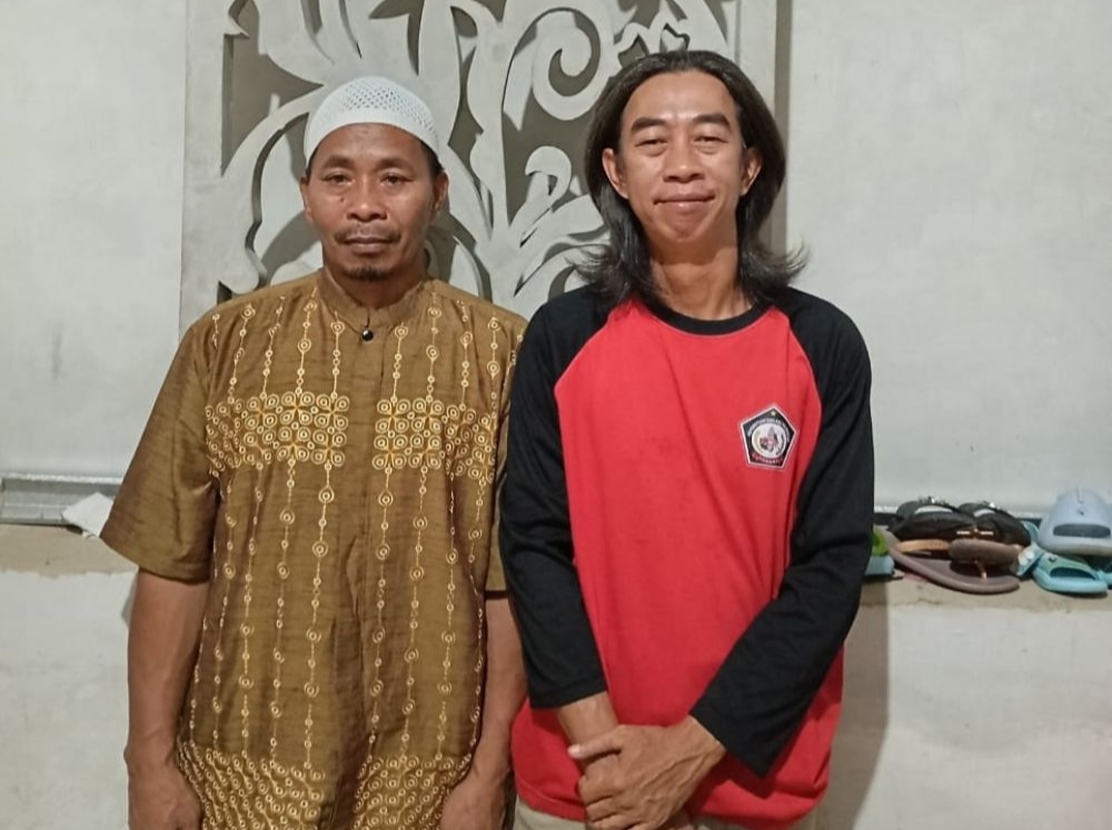 Ahmad (baju cokelat) setelah dikeluarkan dari rutan nunukan (Foto: ist)