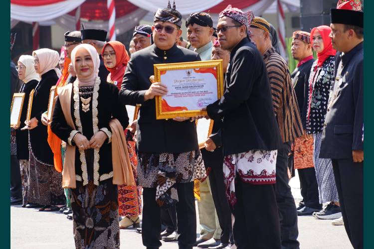 Pemenang Lomba Video dan BUM Desa Terbaik DPMD Jatim Terima Penghargaan di Gedung Negara Grahadi 