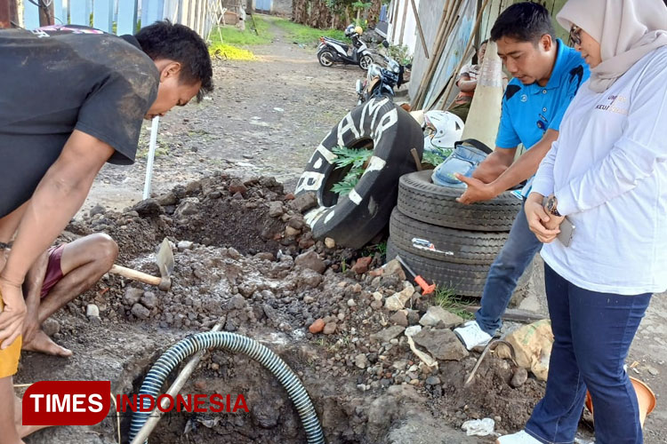 Direktur PDAM saat memantau perbaikan pipa JDU di Purwaharja. (FOTO: Susi/TIMES Indonesia)