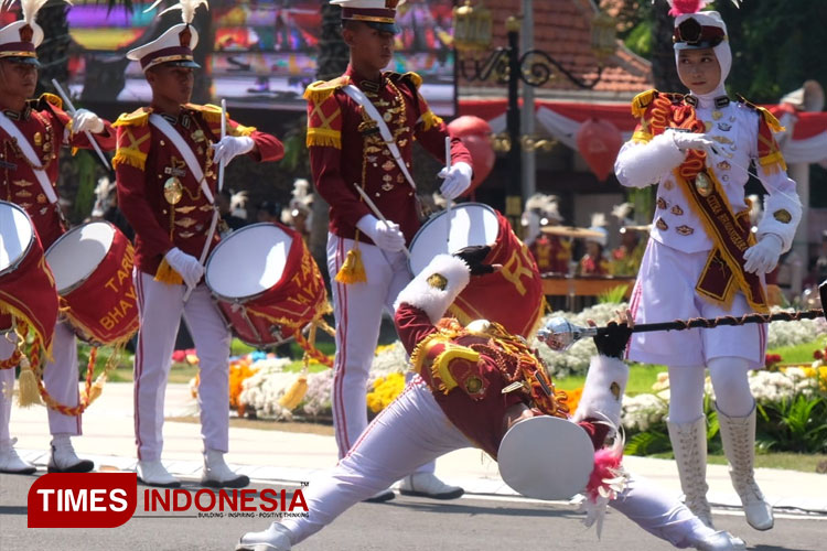 DC Adhipramana Citra Bhayangkara Tampilkan Perjalanan Patih Gajah Mada di Upacara HUT ke-79 Provinsi Jatim 