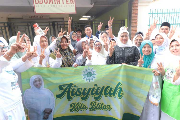 Blusukan di Blitar, Khofifah Puji Kualitas Sayur Premium di Pasar Tradisional