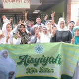 Blusukan di Blitar, Khofifah Puji Kualitas Sayur Premium di Pasar Tradisional