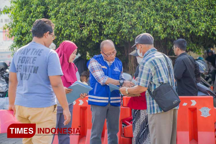 Petugas Rompi Biru Samsat Surabaya Barat, Mudahkan Wajib Pajak Urus Proses Administrasi