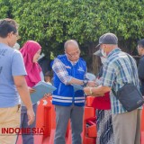 Petugas Rompi Biru Samsat Surabaya Barat, Mudahkan Wajib Pajak Urus Proses Administrasi