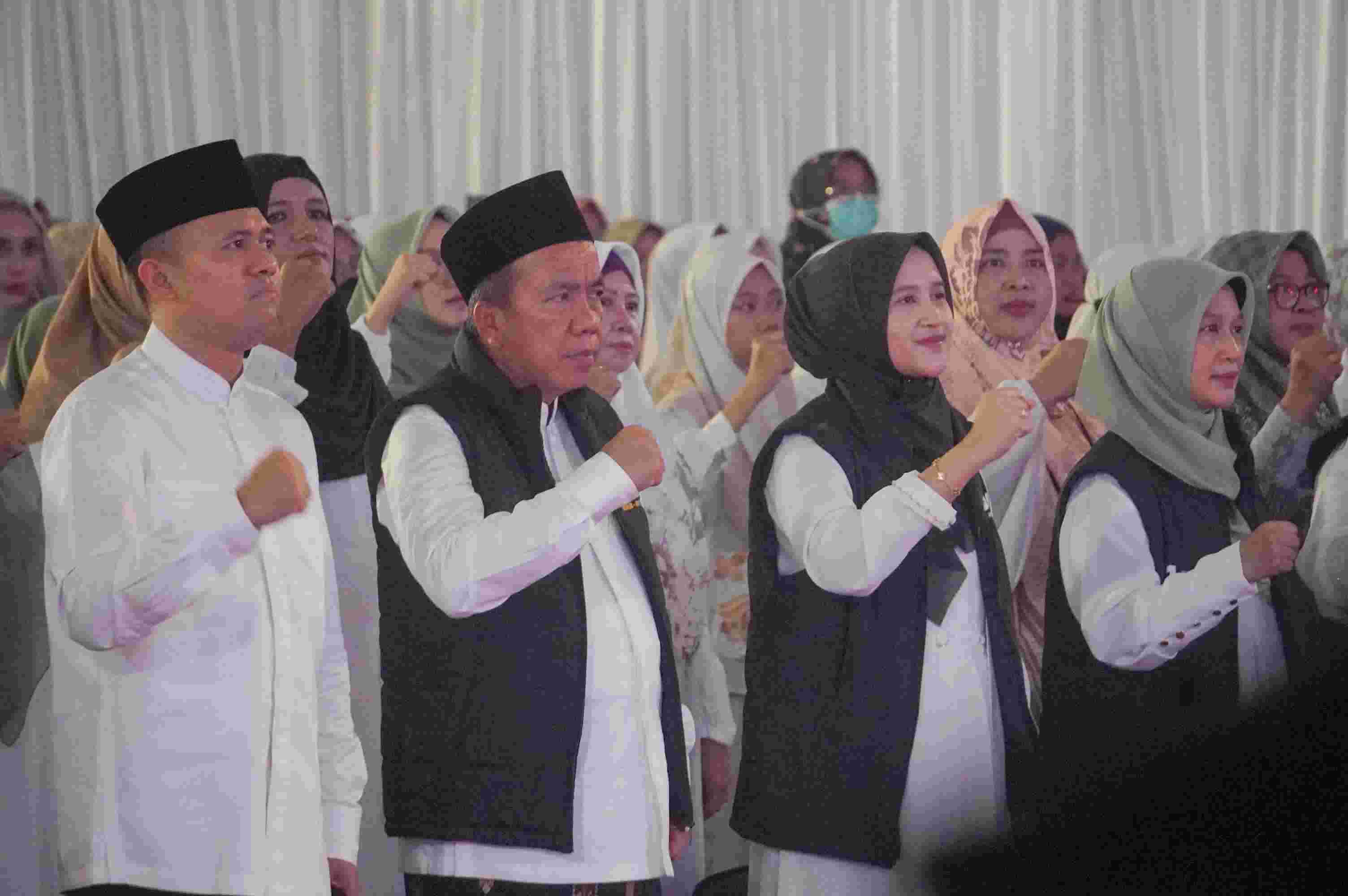 Gus Mujib dan Ning Wardah didampingi mendapat dukungan ratusan gus dan ning se Pasuruan. (Foto: TI Photo Netwok)