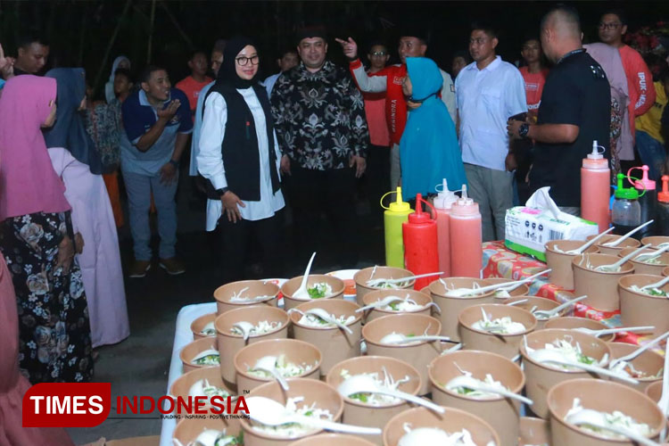 Kunjungi Festival Lontong, Ipuk Berkomitmen Terus Mendorong UMKM di Banyuwangi 