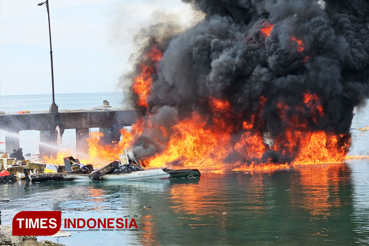 Speedboat BELA 78 yang membawa calon gubernur Maluku Utara Benny Laos terbakar dan meledak. (FOTO: Husen Hamid TIMES Indonesia)