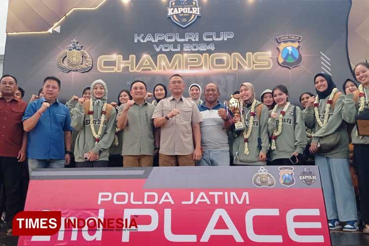 Tim Putra Polda Jatim Juara 1 Pertandingan Bola Volley Piala Kapolri