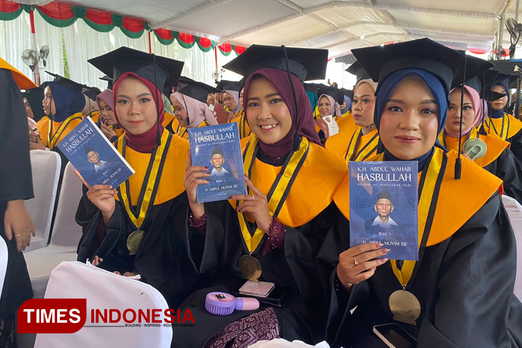 Cetak Generasi Aswaja ala KH Wahab Hasbullah, Wisudawan Unwaha Jombang Dibekali Buku