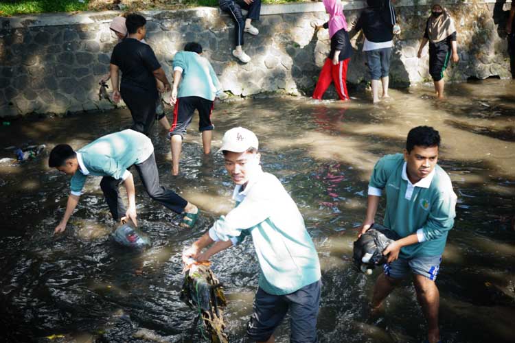 Wujudkan Green Campus, UIN Maliki Malang Gelar Bersih-Bersih Sungai