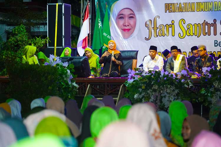 Perkuat Dukungan Santri, Khofifah Sebut Jatim sebagai Provinsi Pertama dengan Perda dan Pergub Pesantren